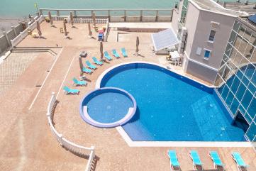 Вид сверху на отель Эмилия в Крыму с бассейном