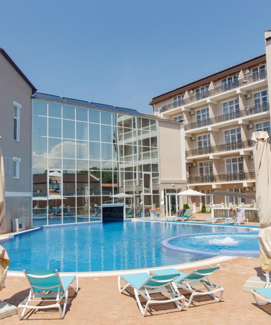 Фото здания и бассейна отеля Эмилия в Николаевке в Крыму