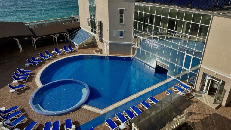 Отель Эмилия с бассейном в Николаевке в Крыму