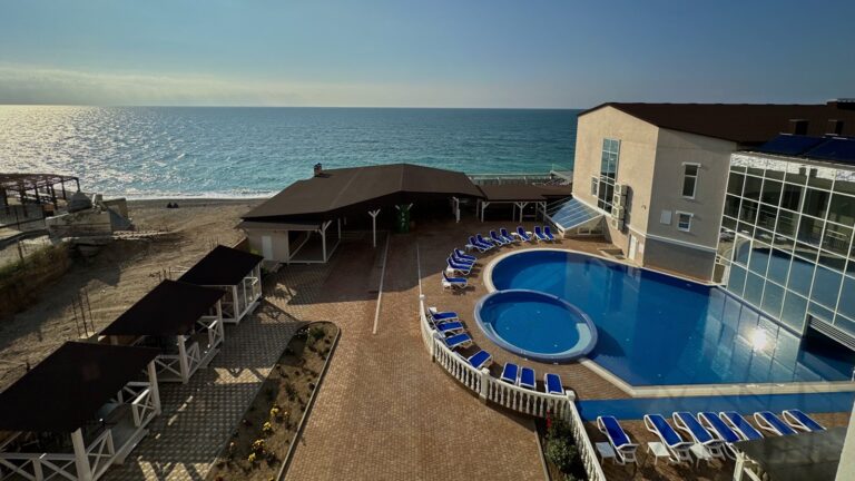 Территория отеля Эмилия в Николаевке в Крыму рядом с морем